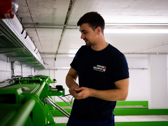Elektriker bei der Arbeit in einer Kabeltrasse