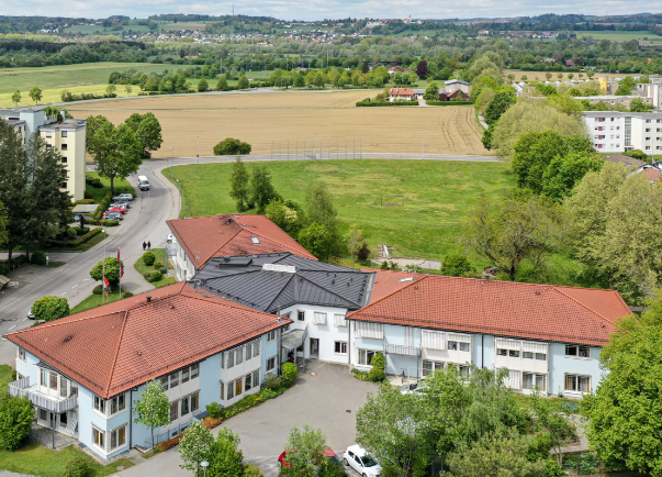 Luftaufnahme eines Pflegeheims mit umliegendem Wohnpark