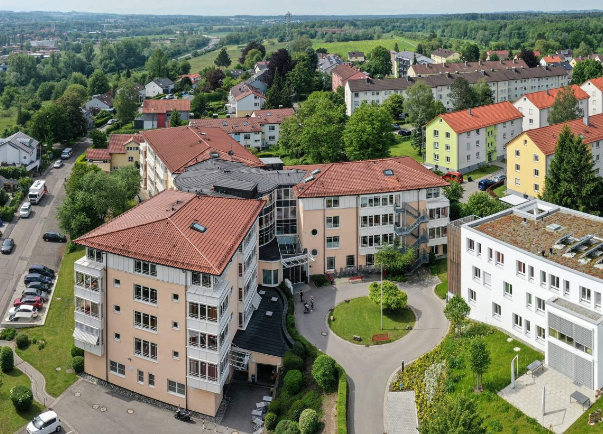 Luftaufnahme der Wohnanlage eines Seniorenzentrums