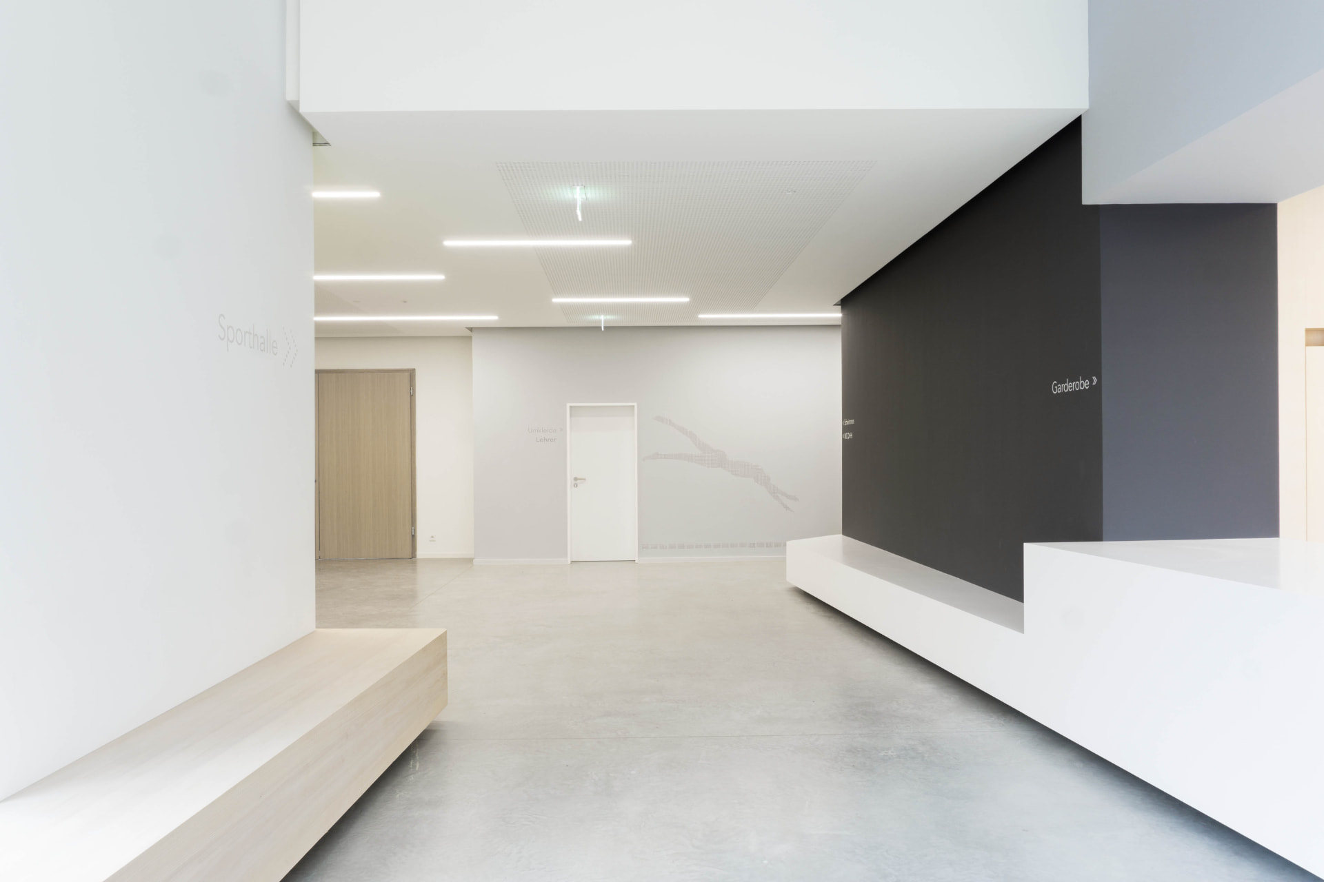 Turn- und Festhalle Kißlegg – Foyer mit Lichtlinien