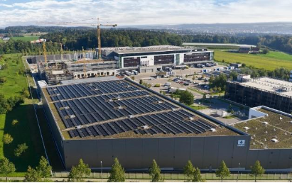 Produktionshalle Vetter mit großflächiger Photovoltaikanlage auf dem Dach