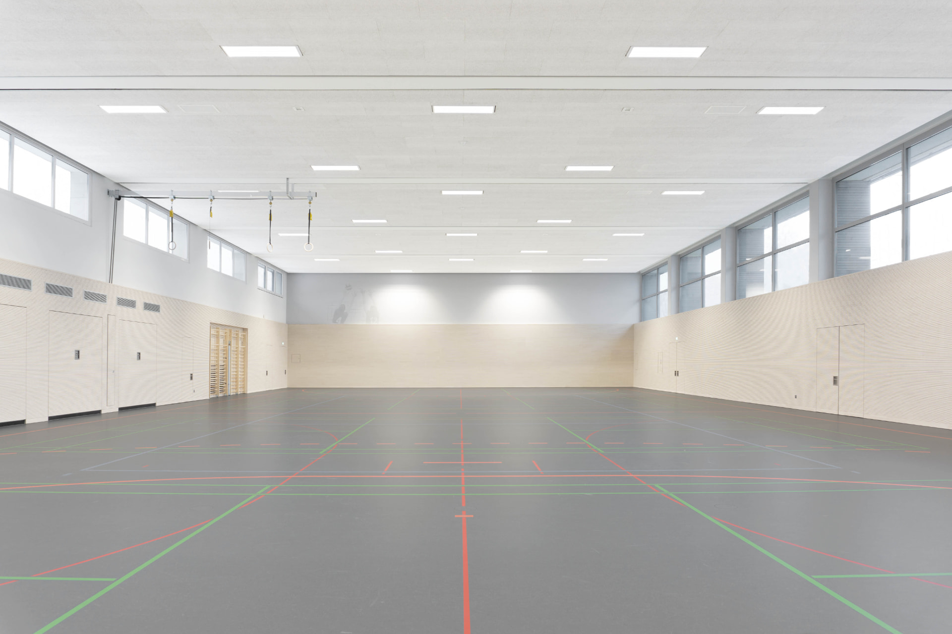Turn- und Festhalle Kißlegg – Spielfeld mit Deckenleuchten