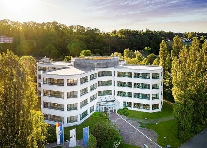 Luftaufnahme des Verwaltungsgebäudes im Grünen