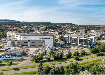 Baustelle der Produktionserweiterung mit Kränen