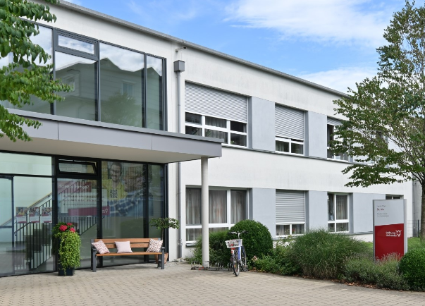 Eingangsbereich eines modernen Sozial- und Betreuungszentrums